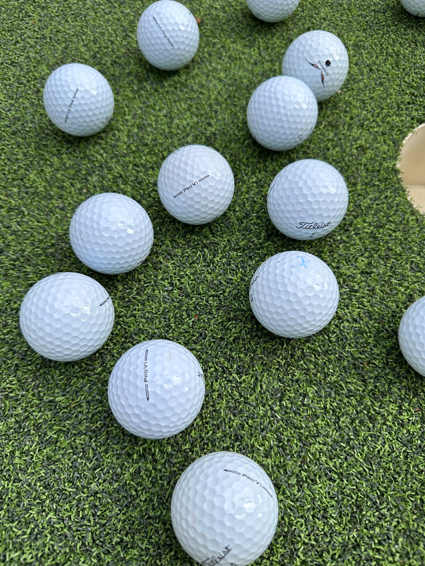 Titleist Pro V1 Mint/Excellent 2022/2023 Golf Balls - Lot of 24